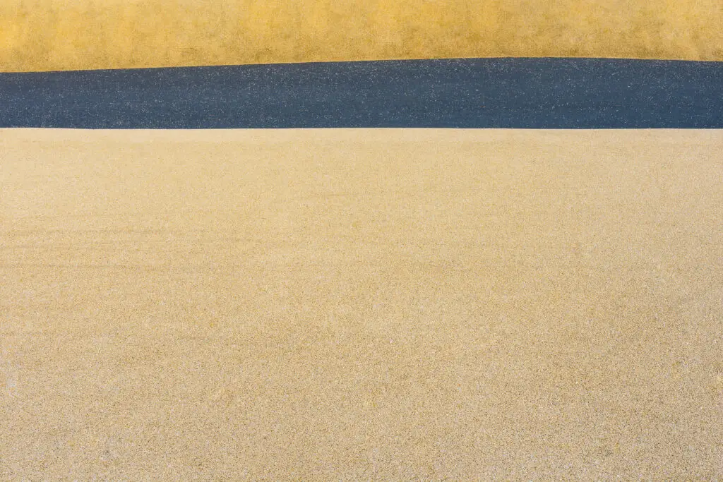Close-up of different bound quartz sands and asphalt in the photo series “Urban Landscapes” by photographer Jürgen Potocnik